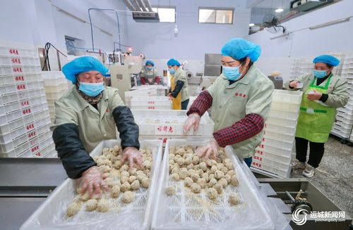 福同惠生产车间内制作传统糕点食品